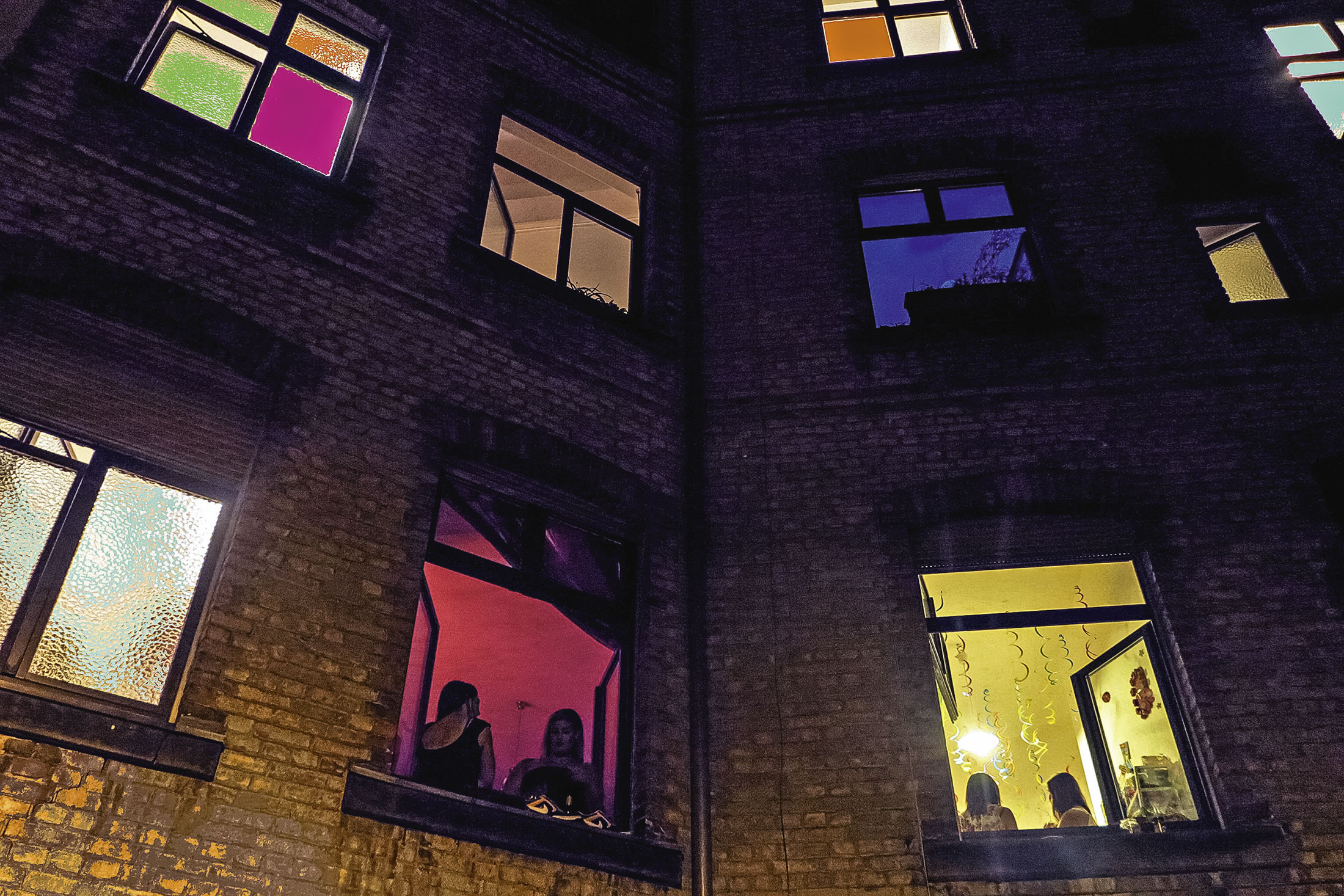 Bunte Fenster: Mehrstöckige Musikvermittlungsarbeit in einem Saarbrücker Stadthaus. Foto: Rieke Weber