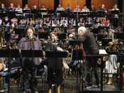 Proben zu „Das Schloß Dürande“ von Othmar Schoeck in Bern: Uwe Stickert, Ludovica Bello und Dirigent Mario Venzago. Unten der Besetzungszettel der Uraufführung vom 1. April 1943. Foto: Konzert Theater Bern