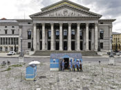 Im Rahmen der Münchener Biennale für neues Musiktheater wurde vor dem Nationaltheater die „Tonhalle“ errichtet. Bespielt wurde sie in Form einer „musik-theatralischen Selbstbehauptung“. Foto: Biennale/Smailovic