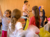 Senioren und Kinder beim gemeinsamen Spielen mit Stofftüchern