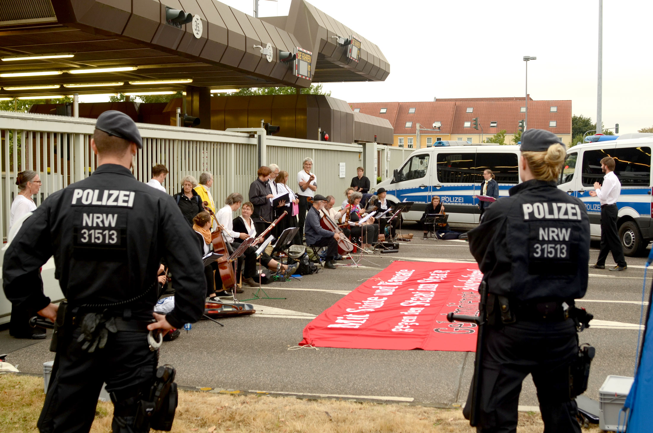 MusikerInnen demonstrieren vor Bundesamt für Verfassungsschutz in Köln