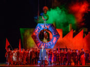 November 1918 - Markus Lerch (Karl Liebknecht, vorn), Johanna Geißler (Rosa Luxemburg, oben) und der Opernchor des DNT Weimar. Foto: © Candy Welz