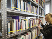 Noten, Aufnahmen und „graue Literatur“: Heike Matthiesen durchstöbert das Archiv Frau und Musik in Frankfurt. Foto. Andrea Späth