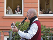 Titelbild: Balkonsingen des Musiktherapeuten Jan Sonntag vor dem Pflegeheim Haus St. Johannis in Hamburg. Foto: Eva Häberle.