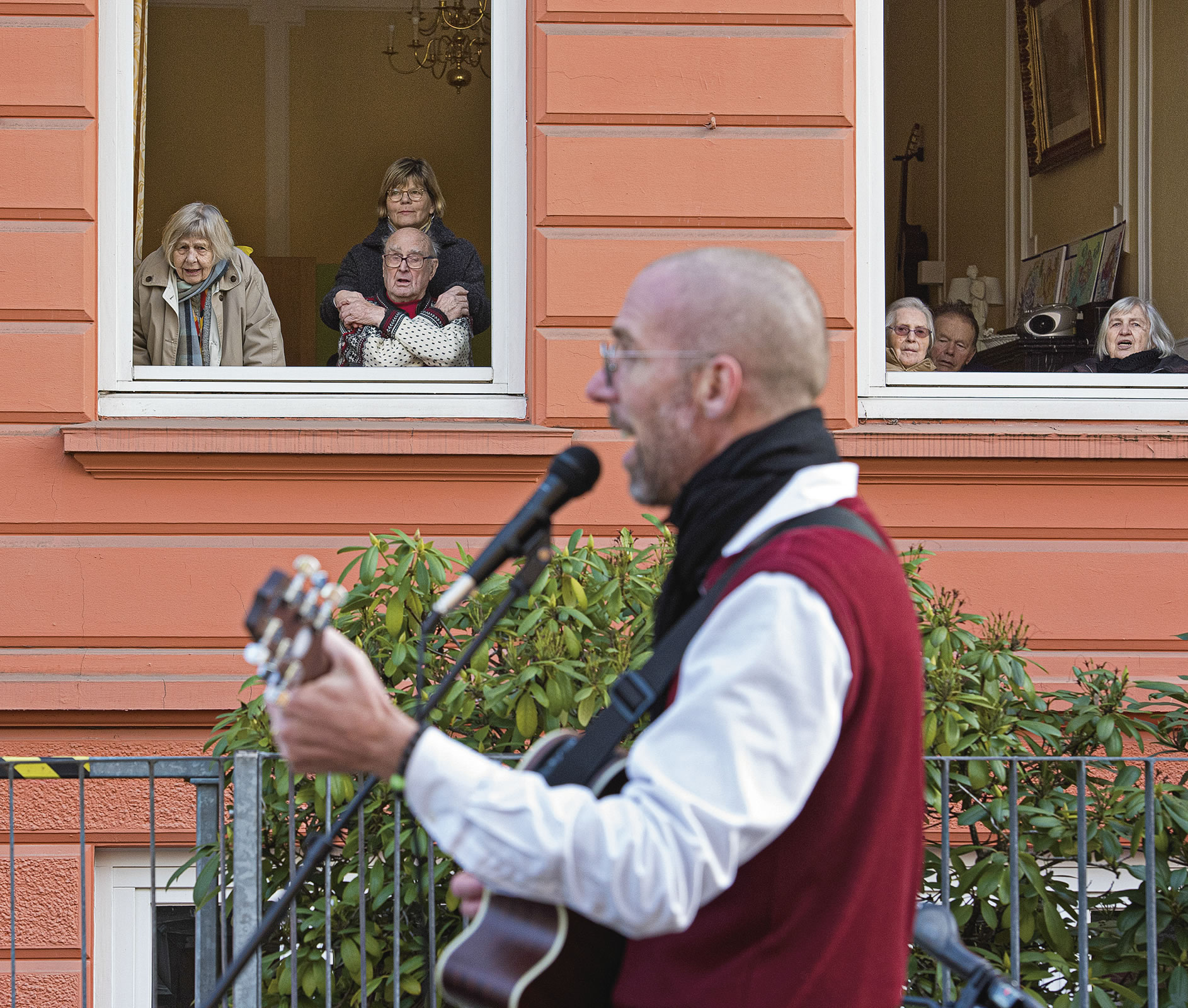 Titelbild: Balkonsingen des Musiktherapeuten Jan Sonntag vor dem Pflegeheim Haus St. Johannis in Hamburg. Foto: Eva Häberle.